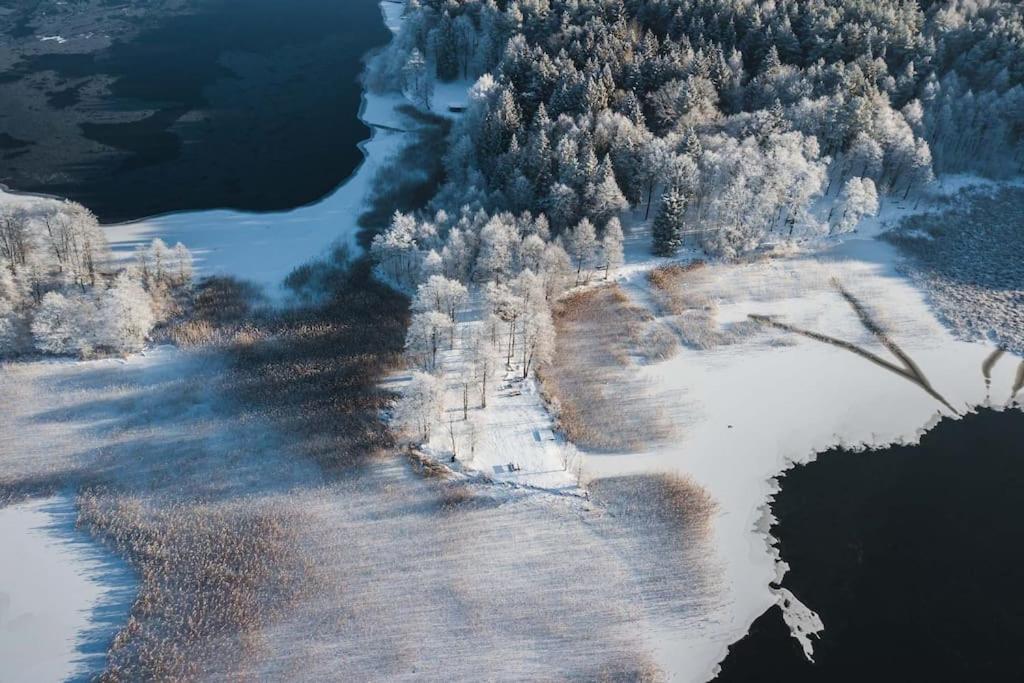 Beautiful Tiny House On The Lake Side. Trakai Bagian luar foto