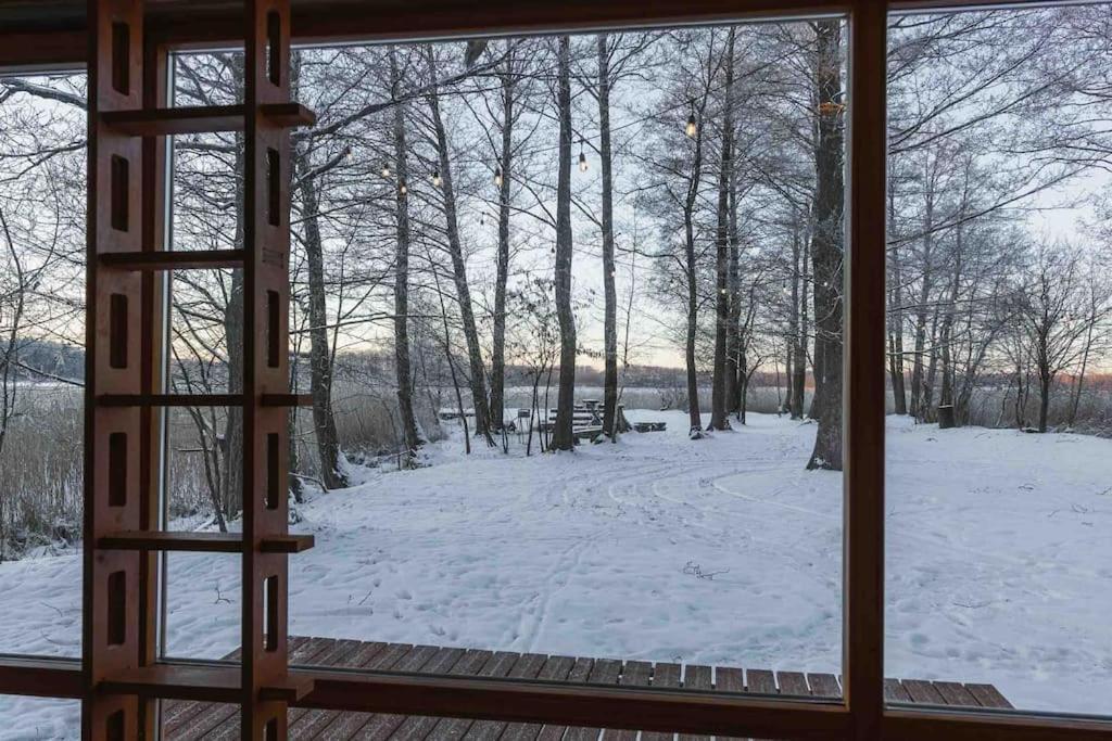 Beautiful Tiny House On The Lake Side. Trakai Bagian luar foto